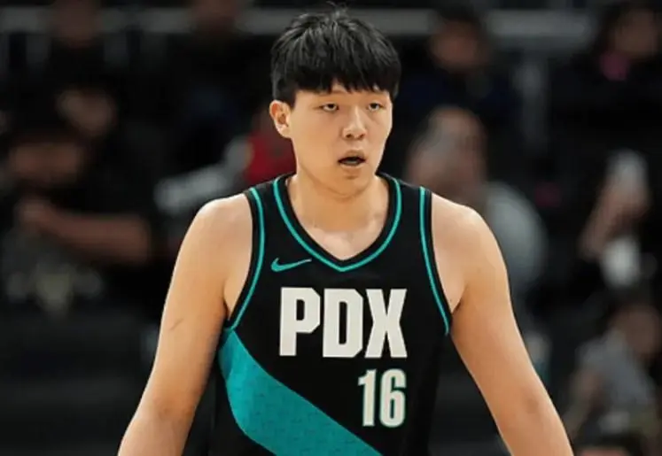 开云体育在线-杨瀚森首节出战5分钟，1投0中，得到0分3篮板0助攻